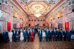 Делегаты и почётные гости участвуют в церемонии поднятия флага на мероприятии. Фото: ВИА.
