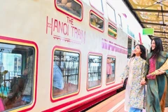 Туристы знакомятся с туристическим продуктом Ханоя — поездом «Пять ворот». Фото: nhandan.vn.