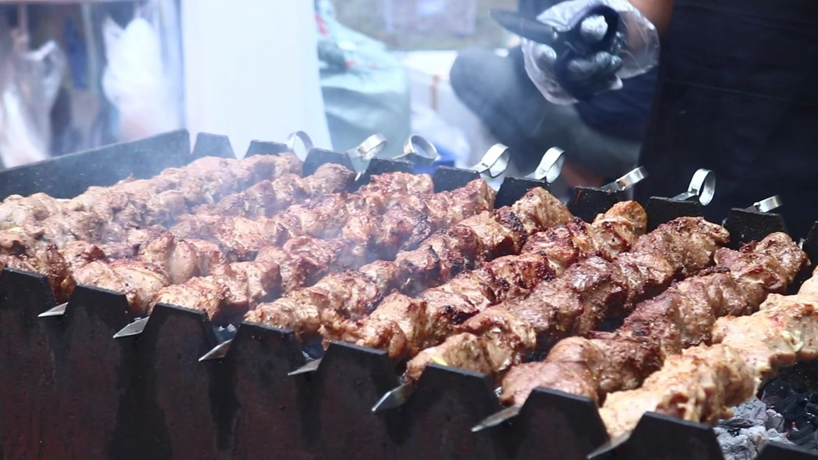 Украинский павильон на фестивале еды предложил гостям попробовать фирменный шашлык. Фото: ВИА.