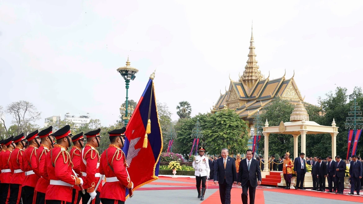Военный оркестр исполнил государственные гимны двух стран. Самдеч Течо Хун Сен пригласил Генерального секретаря То Лама осмотреть почётный караул Королевских вооружённых сил Камбоджи и совместно представил составы сторон, присутствовавших на церемонии. Фото: ВИА.