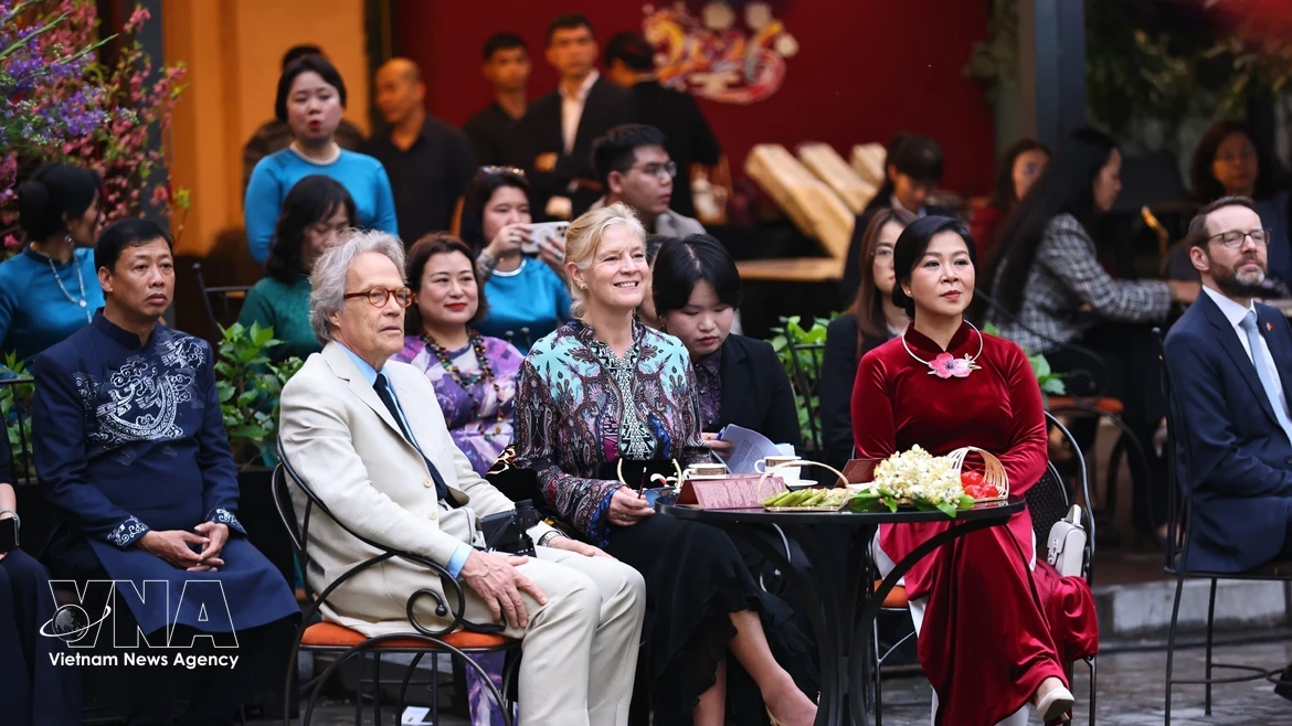 Во второй половине дня 24 февраля во Вьетнамском музее изобразительных искусств состоялась тёплая встреча супруги Генерального секретаря То Лама госпожи Нго Фыонг Ли с герцогом Ричмондским Чарльзом Генри Гордоном-Ленноксом и его супругой в рамках их визита во Вьетнам. Фото: ВИА.