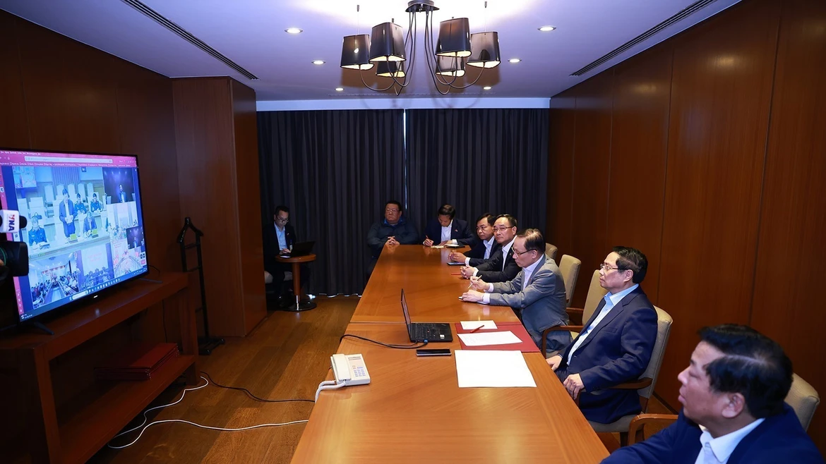 Премьер-министр Фам Минь Тьинь проводит онлайн-совещание с провинциями и городами страны по реализации мер по поиску и спасению пострадавших и ликвидации последствий стихийных бедствий. Фото: ВИА.