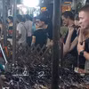 Иностранные туристы с удовольствием приобретают сувениры на ночном рынке Старого квартала Ханоя. (Фото: ВИА).