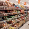 Покупатели выбирают товары в супермаркете AEON Long Biên. Фото: ВИА.