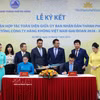 Представители Народного комитета города Дананга и Vietnam Airlines подписывают соглашение о расширении сотрудничества в целях развития авиасообщения и туризма. (Фото: ВИА).