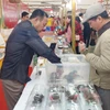 Посетители осматривают и приобретают товары в разделе «Вьетнамская сельскохозяйственная продукция - распространение весенних красок». (Фото: ВИА)