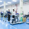 Линия сборки роботов для транспортировки пластин (wafer) в полупроводниковой промышленности на предприятии компании TAZMO Вьетнам (промышленный парк Лонгхау, Тэйнинь). (Фото: ВИА)