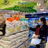 Покупатели приобретают товары в зоне вьетнамской продукции супермаркета Co.opmart Ly Thuong Kiet в городе Хошимине. (Фото: ВИА).