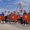 Командование 4-го района Береговой охраны Вьетнама совместно с властями общины Ганьхао организовало информационно-просветительское мероприятие в рамках программы «Береговая охрана рядом с рыбаками», направленное на повышение осведомлённости о предотвращении незаконного, несообщаемого и нерегулируемого промысла (ННН-промысла). (Фото: ВИА).