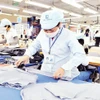Рабочие Генеральной швейной компании May 10 производят одежду на экспорт. (Фото: ВИА)