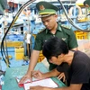 Офицеры Пограничного поста инструктируют рыбаков по подписанию обязательства о недопущении ННН-промысла. (Фото: ВИА)