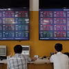 Клиенты совершают операции в головном офисе компании Bao Viet Securities в Ханое. (Фото: ВИА).