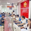 Государственные служащие и граждане выполняют административные процедуры в центре государственных административных услуг в общине Тьендьен, провинция Хатьинь. (Фото: ВИA)