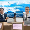 Заместитель генерального директора Vietnam Airlines Нгуен Тьиен Тханг и председатель и коммерческий директор компании Avolon Пол Гини после подписания соглашения об аренде дополнительных самолётов Boeing 737 MAX на авиасалоне в Фарнборо (Великобритания), 21 июля 2026 года. (Фото: ВИА).