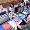 Жители обращаются для оформления административных процедур в квартале Тэйхо города Ханоя. (Фото: ВИА).