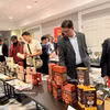 Представители канадских компаний знакомятся с продукцией кофейной и какао-индустрии Вьетнама. Фото: ВИА