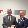Руководители делегаций Vietrade и TFO Canada обмениваются памятными подарками после дискуссионной сессии. (Фото: ВИА).