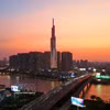Здание Landmark 81 на берегу реки Сайгон выделяется в лучах заката. (Фото: ВИА)