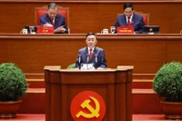 Член Политбюро и постоянный член Секретариата Центрального комитета КПВ Чан Кам Ту представляет доклад о результатах руководства и управления Центрального комитета XIII созыва. (Фото: ВИА)