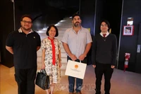 Посол Нго Минь Нгует, Генеральный секретарь Парагвайской коммунистической партии Наджиб Амадо и представители Коммунистического союза молодёжи Парагвая в Асунсьоне. (Фото: ВИА).