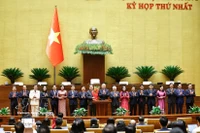 Генеральный секретарь То Лам от имени депутатов Национального собрания XVI созыва вручил цветы, поздравив Председателя Национального собрания Чан Тхань Мана, заместителей Председателя Национального собрания и членов Постоянного комитета Национального собрания. (Фото: ВИА)