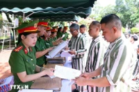 Сотрудник исправительного учреждения Фуiон 4 (Министерство общественной безопасности) вручает свидетельство об амнистии лицу, получившему амнистию (вторая группа) 2025 года. (Фото: ВИА)