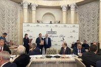 Профессор, академик Тьау Ван Минь с почётом принял высокое звание из рук профессора, академика Геннадия Красникова, президента Российской академии наук, Героя Труда России. (Фото: ВИА).