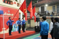 Церемония поднятия флага 19 января, организованная Коммунистическим союзом молодёжи имени Хо Ши Мина, стала центральным событием пикового этапа информационно-пропагандистской кампании в честь XIV съезда партии. (Фото: ВИА).