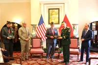 Представитель VFW (слева) вручает военные реликвии вьетнамской стороне. (Фото: ВИА)