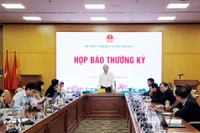 Заместитель министра сельского хозяйства и охраны окружающей среды выступает с директивным обращением на пресс-конференции. (Фото: ВИА)