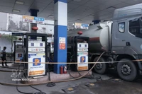 Автозаправочная станция в Ханое принимает поставку топлива для удовлетворения спроса рынка. (Фото: ВИА).
