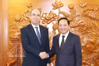 Заведующий Отделом ЦК КПВ по пропаганде, политическому воспитанию и работе с народными массами Чинь Ван Кует принял Посла Кубы во Вьетнаме Рохелио Поланко Фуэнтеса. (Фото: ВИА)