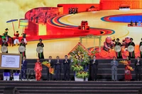 Член Политбюро, секретарь Центрального комитета КПВ, председатель Центральной контрольно-ревизионной комиссии Чан Ши Тхань и заместитель Премьер-министра Май Ван Тьинь поздравляют провинцию Бакнинь. (Фото: ВИА)