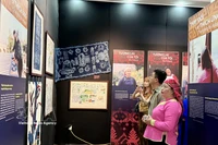 Во второй половине дня 27 марта 2026 года в Музее вьетнамских женщин (Ханой) открылась выставка «Сеять зелень на вершине облаков», рассказывающая истории женщин этнических меньшинств Вьетнама, занимающихся экотуризмом и адаптирующихся к изменению климата. (Фото: ВИА)