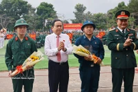 Председатель Национального собрания Чан Тхань Ман ободряет новобранцев. (Фото: ВИА)