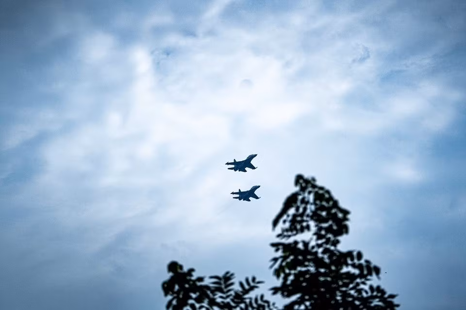 Истребители Су-30МК2 выполняют воздушные манёвры в преддверии торжеств А80. (Фото: ВИА).