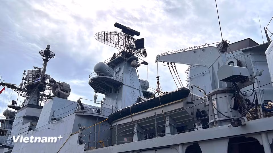 INS Delhi оснащён 100-мм корабельными орудиями, зенитными ракетами, противолодочными торпедами, сверхзвуковыми крылатыми ракетами и способен нести противолодочные вертолёты. (Фото: Vietnam+)