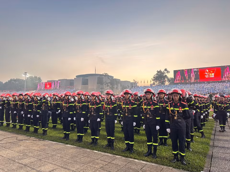 Рассвет над площадью Бадинь утром 2 сентября. (Фото: Vietnam+)