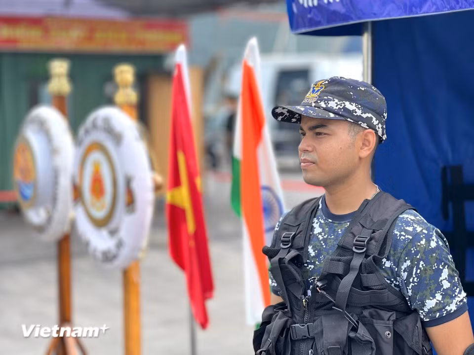 Моряки INS Delhi несут службу по обеспечению готовности в зоне посадки и высадки. (Фото: Vietnam+)