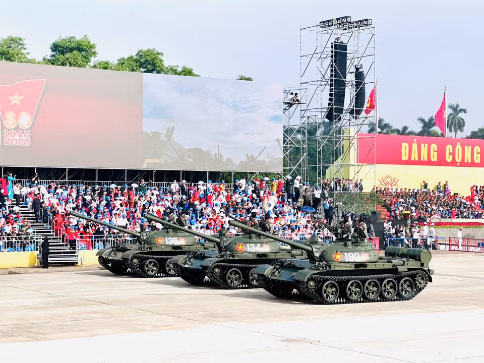 Колонны военной техники проходят по площади Бадинь. (Фото: Vietnam+)