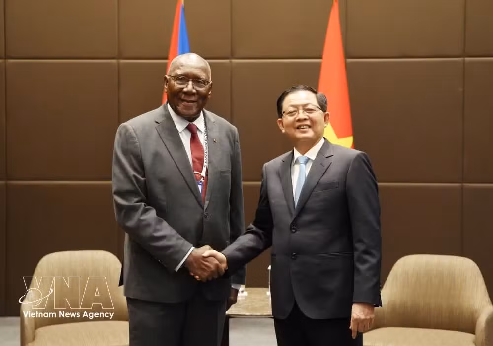 deputy-pm-ho-quoc-dung-and-vice-president-of-cuba-salvador-valdes-mesa.jpg