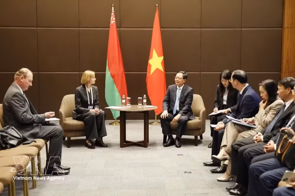 deputy-pm-ho-quoc-dung-and-deputy-pm-of-belarus-natalya-petkevich.jpg