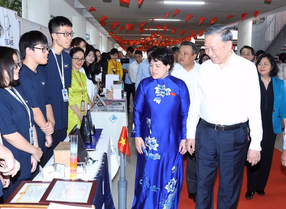 vna-potal-tong-bi-thu-to-lam-tham-dong-vien-thay-va-tro-nganh-giao-duc-thu-do-8032026.jpg