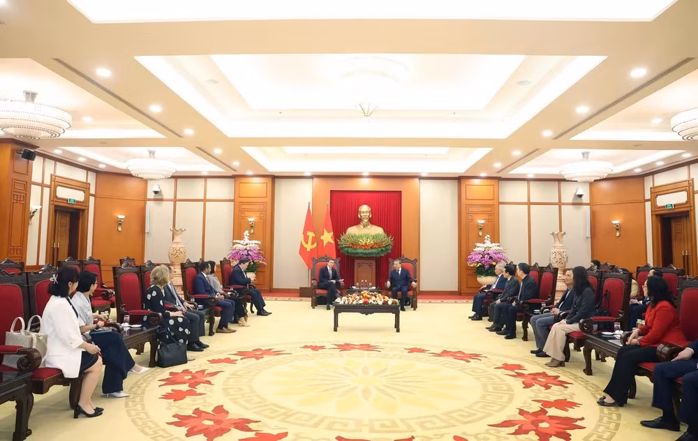 vna-potal-tong-bi-thu-to-lam-tiep-giam-doc-dieu-hanh-quy-dau-tu-warburg-pincus-hoa-ky-7980103.jpg