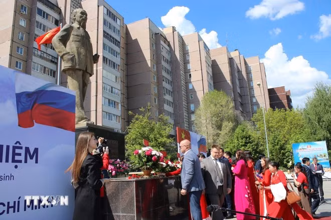 le-ky-niem-135-nam-ngay-sinh-cua-bac-ho-tai-que-huong-lenin-8039193.jpg