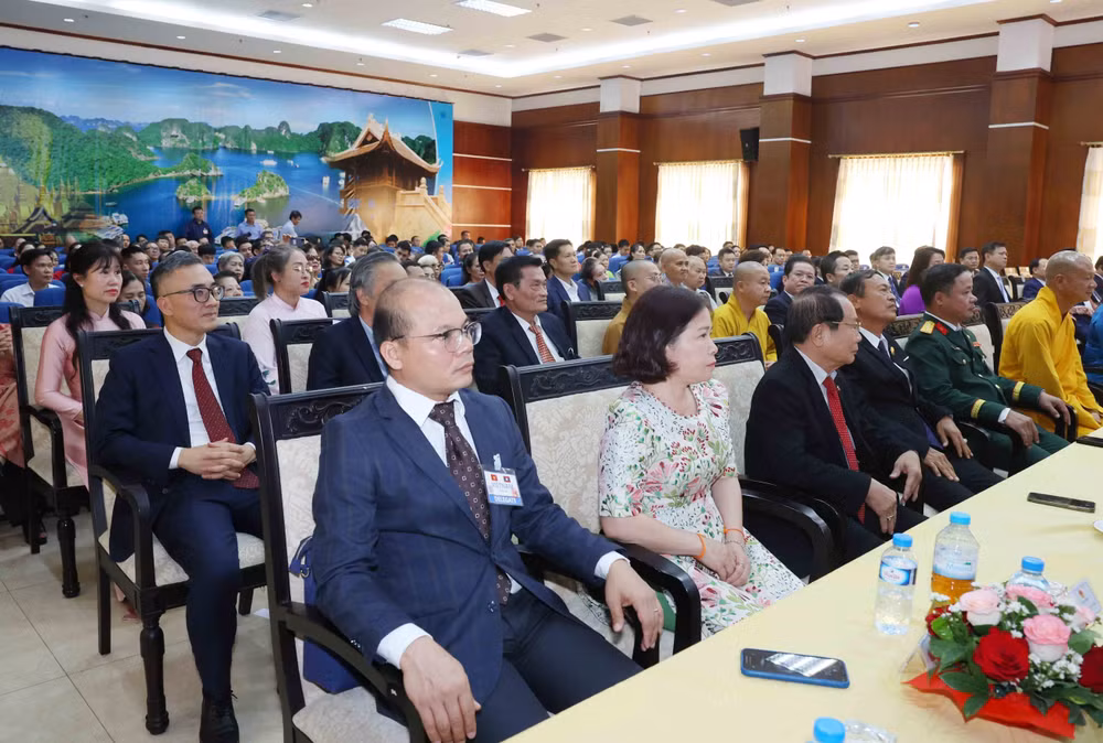 potal-thuong-truc-ban-bi-thu-tran-cam-tu-gap-go-cong-dong-nguoi-viet-tai-lao-8691340.jpg