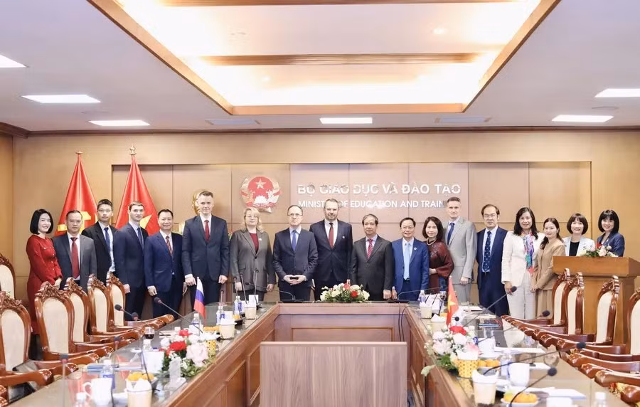 bo-giao-duc-va-dao-tao-trao-ky-niem-chuong-cho-thu-truong-nga-2.jpg