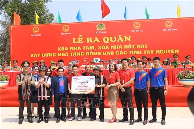 l-bo-cong-an-ra-quan-xoa-nha-tam-nha-dot-nat-tai-khu-vuc-tay-nguyen-stand.jpg