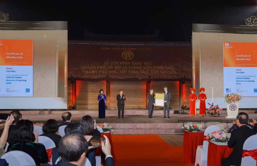 vna-potal-le-don-nhan-danh-hieu-thanh-pho-ha-noi-la-thanh-vien-mang-luoi-thanh-pho-hoc-tap-toan-cau-cua-unesco-8561821.jpg
