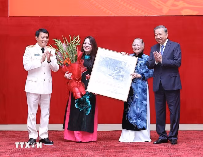 tong-bi-thu-to-lam-du-le-truy-tang-danh-hieu-anh-hung-llvtnd-cho-thuong-tuong-bui-thien-ngo-8246622-2.jpg